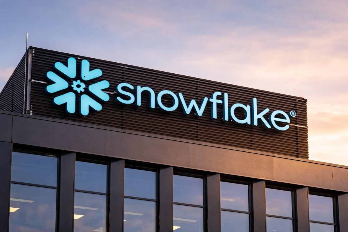 Snowflake Shares Tumble Amid AI Disruption Fears