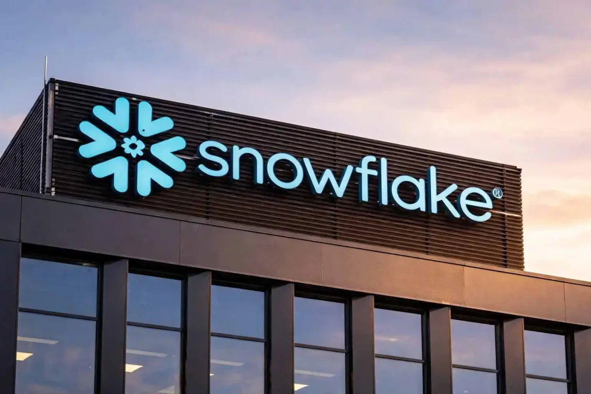 Snowflake Shares Tumble as AI Initiatives Face Software Sector Headwinds