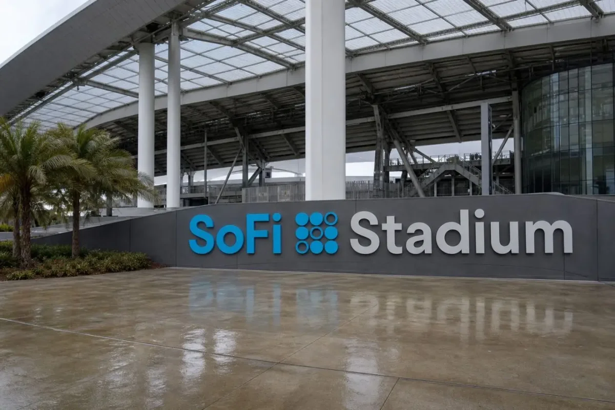 SoFi Shares Slide 4.2% as Valuation Concerns Mount Amid Slowing Loan Growth
