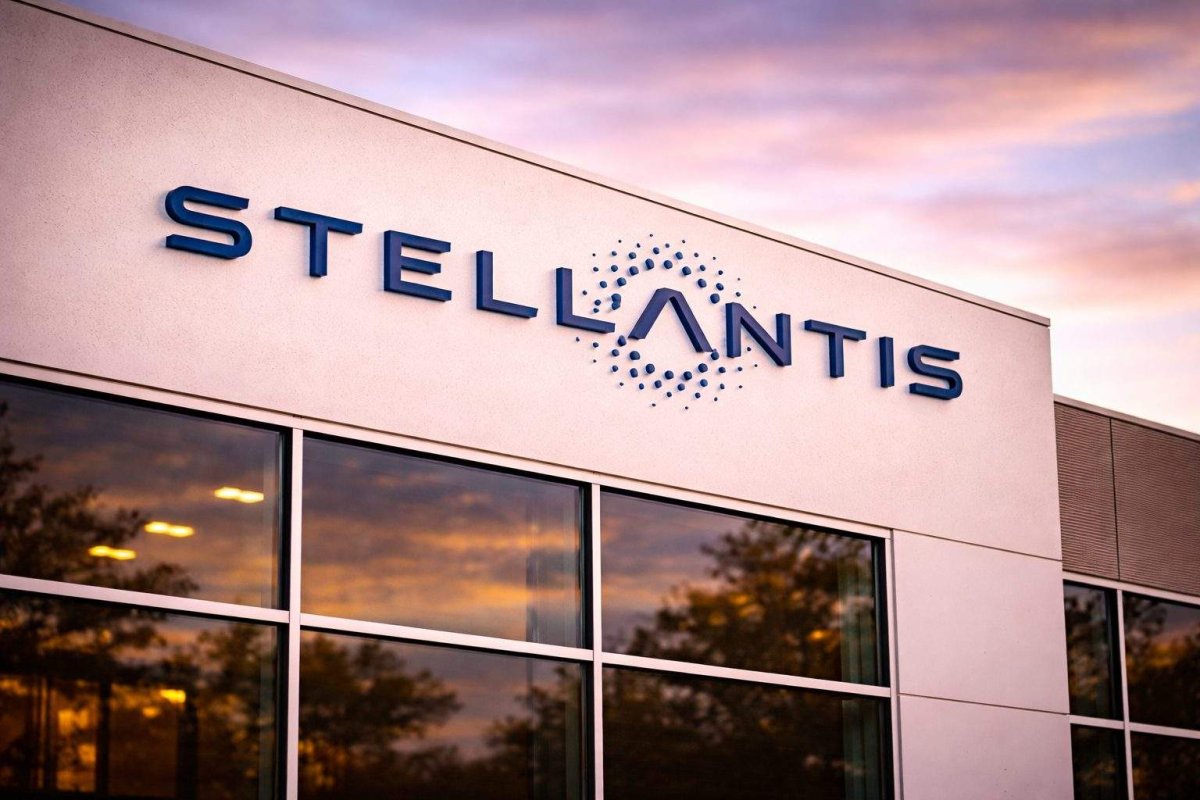Stellantis Plunges on €22.2B EV Charge, Gigafactory Halt