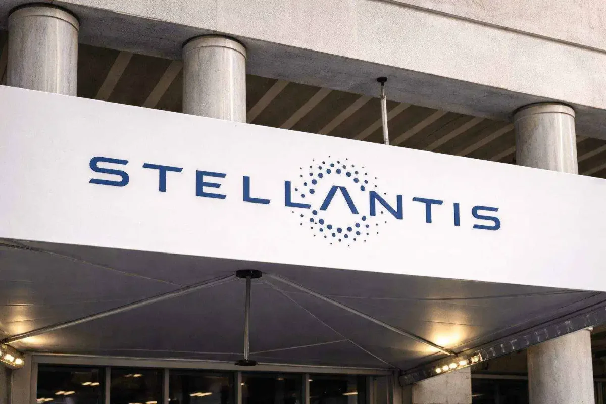 Stellantis Shares Slide 5% Amid Bond Issuance and Strategic Uncertainty
