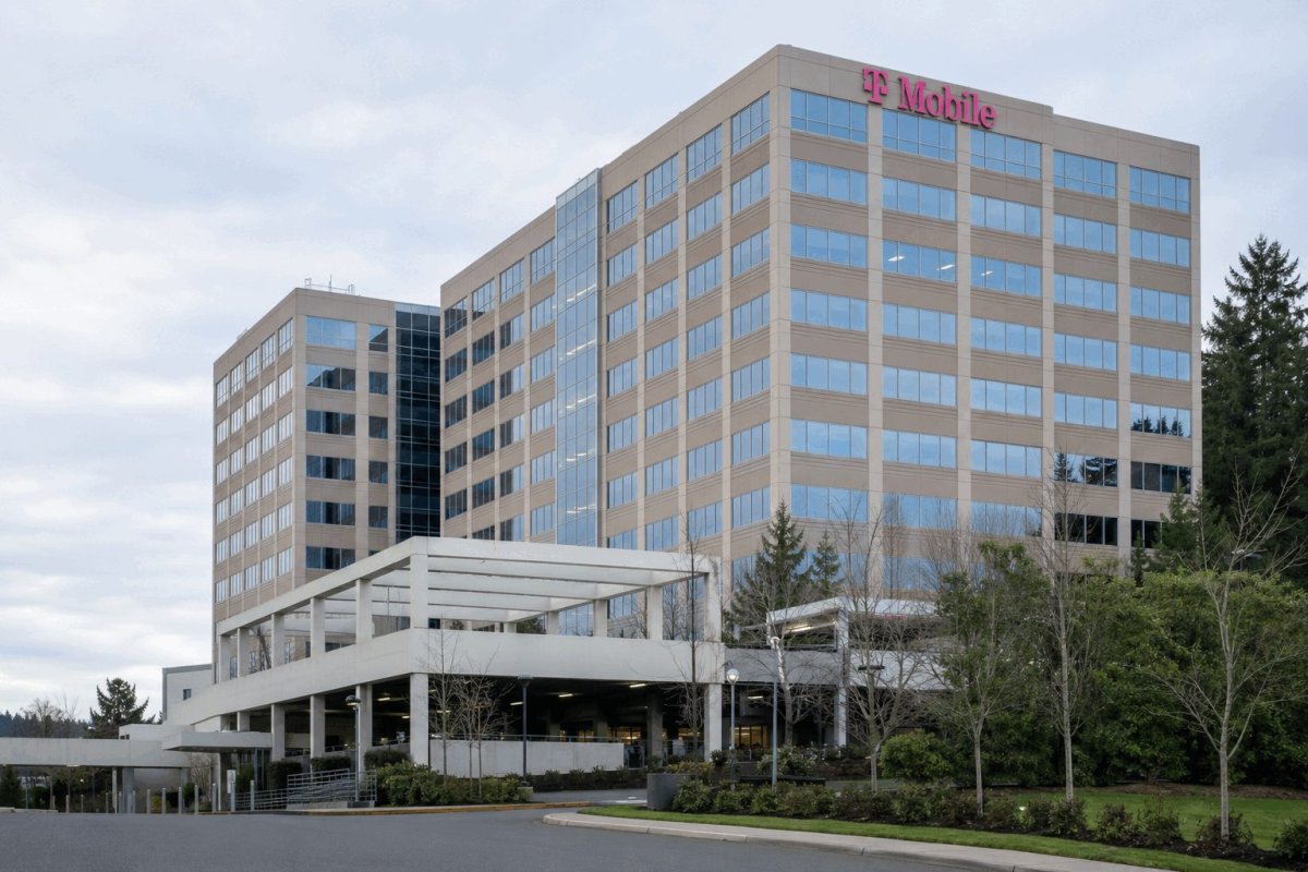 T-Mobile Stock Edges Up Amid Outage Search Surge and Texas Job Cuts