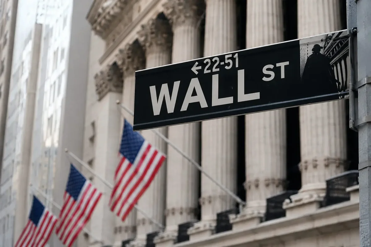 Tech Futures Decline as Oil Nears $95, Earnings in Focus