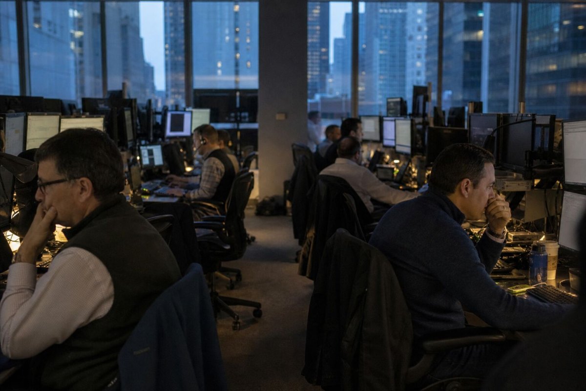 Tech Futures Slide as Oil Above $90 Heightens Rate Jitters