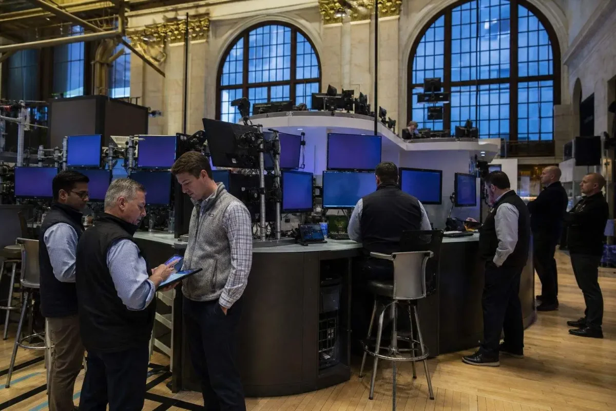 Tech Futures Slip as Crude Holds Near $92 on Supply Fears