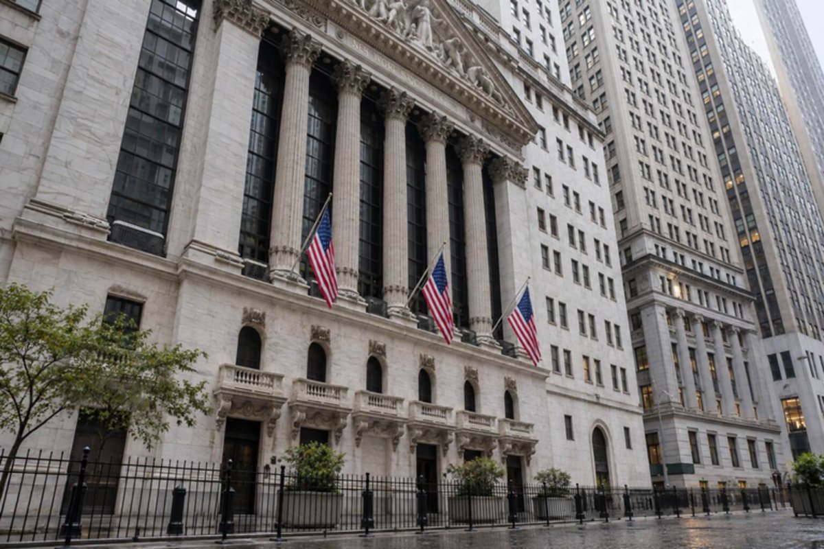 Tech-Led Slide Weighs on QQQ as Brent Surges Past $109
