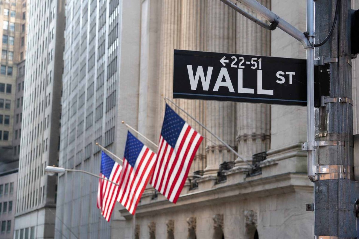 Tech Slide Masks Broader Market Resilience as AI Spending Concerns Mount