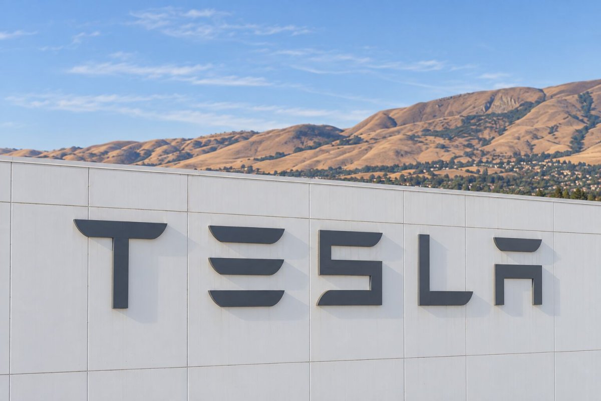 Tesla Edges Higher as California Bias Trial Begins Without Damages Cap