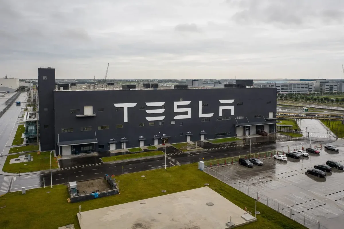 Tesla Shares Rally on China Sales Rebound, Robotaxi Progress in Focus