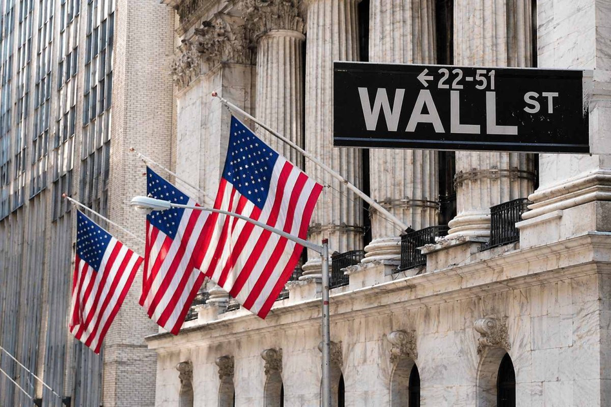 U.S. Stocks Retreat on Apple Leadership Shift, Fed Hearing, and Iran Deal Uncertainty