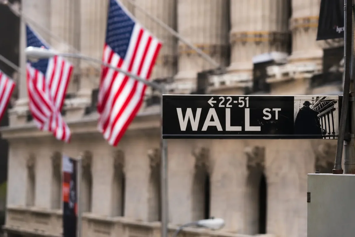U.S. Stocks Show Mixed Results as Tech Sector Weakens