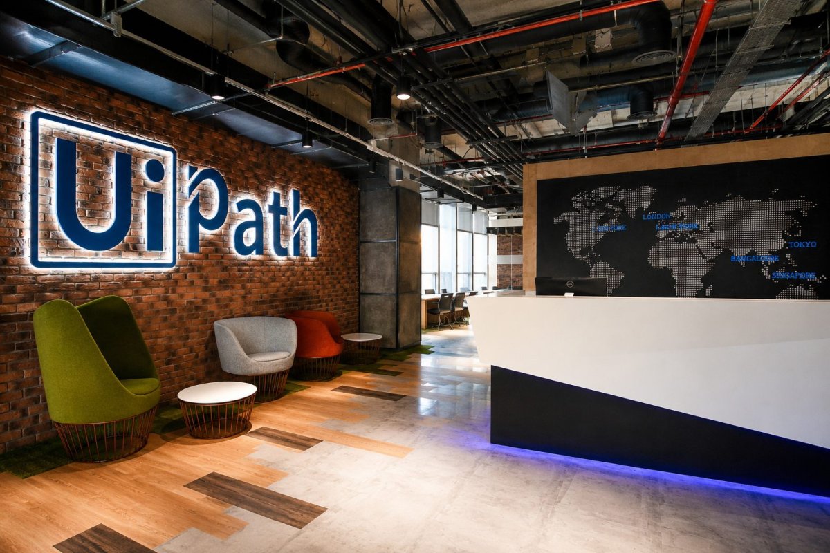 UiPath Shares Outpace Analyst Targets Amid Insider Sale