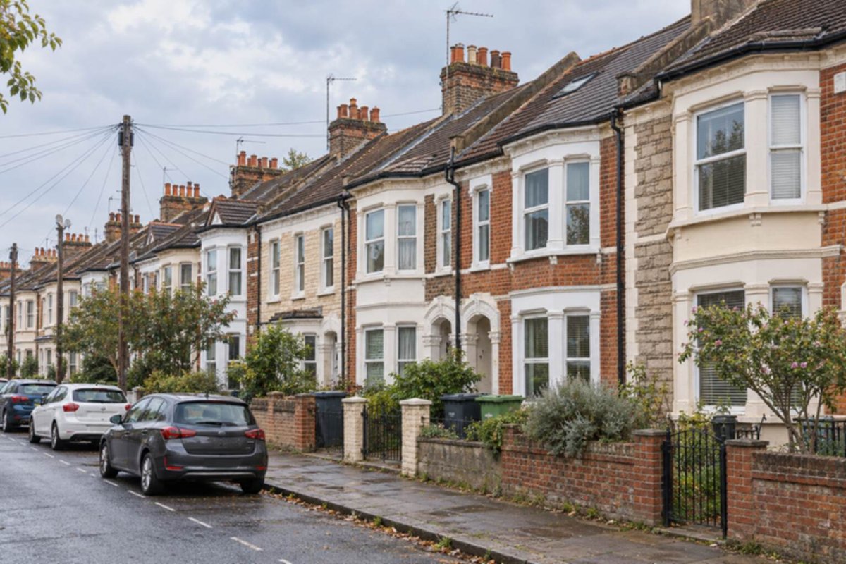 UK Mortgage Costs Climb to 5.13%: What It Signals for Bank Stocks