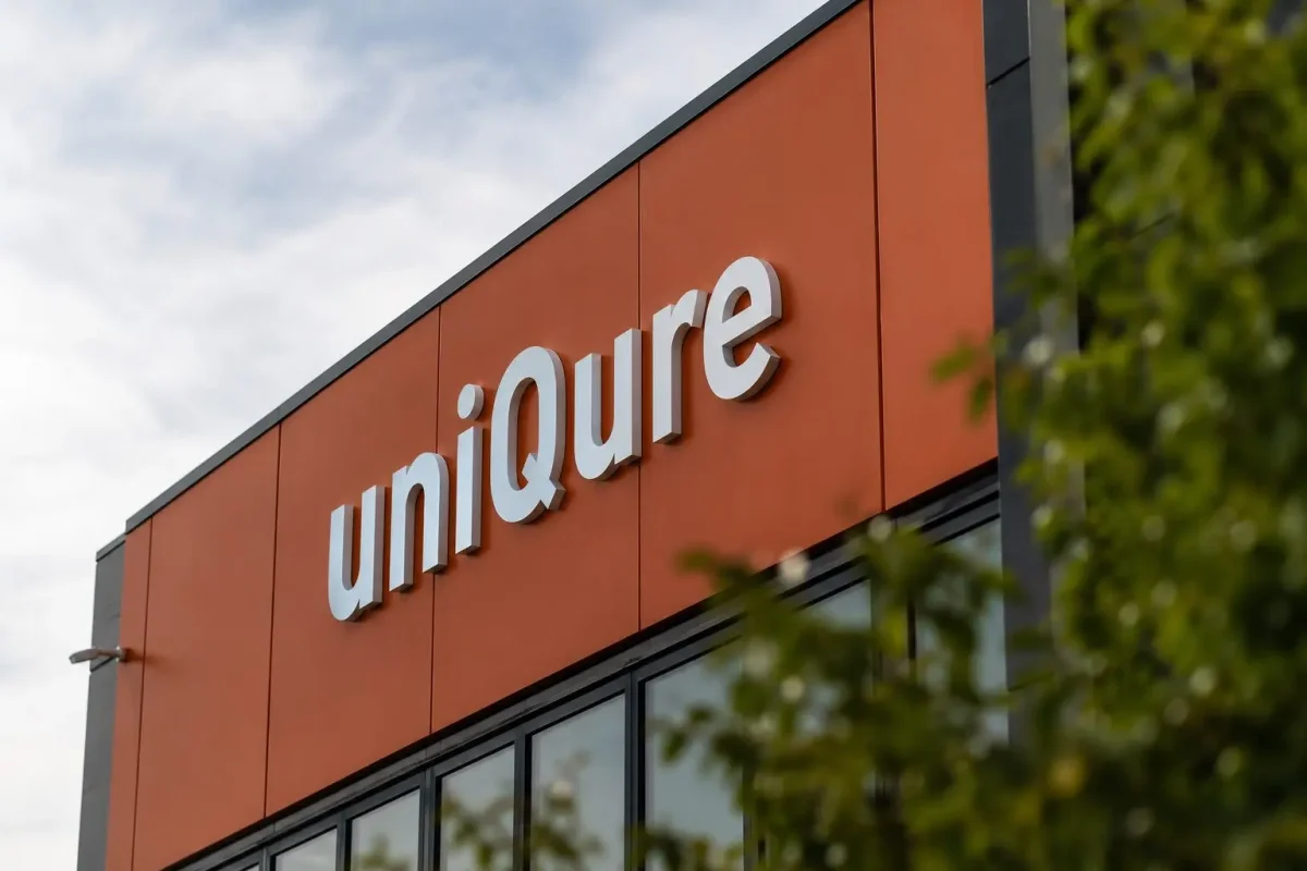 UniQure Holds Gains as FDA Signals Path for Huntington's Gene Therapy Filing