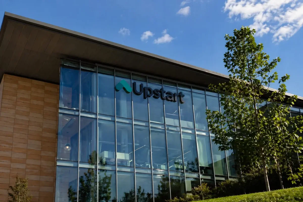 Upstart Shares Slip on Fortress Loan Deal as Investor Caution Lingers