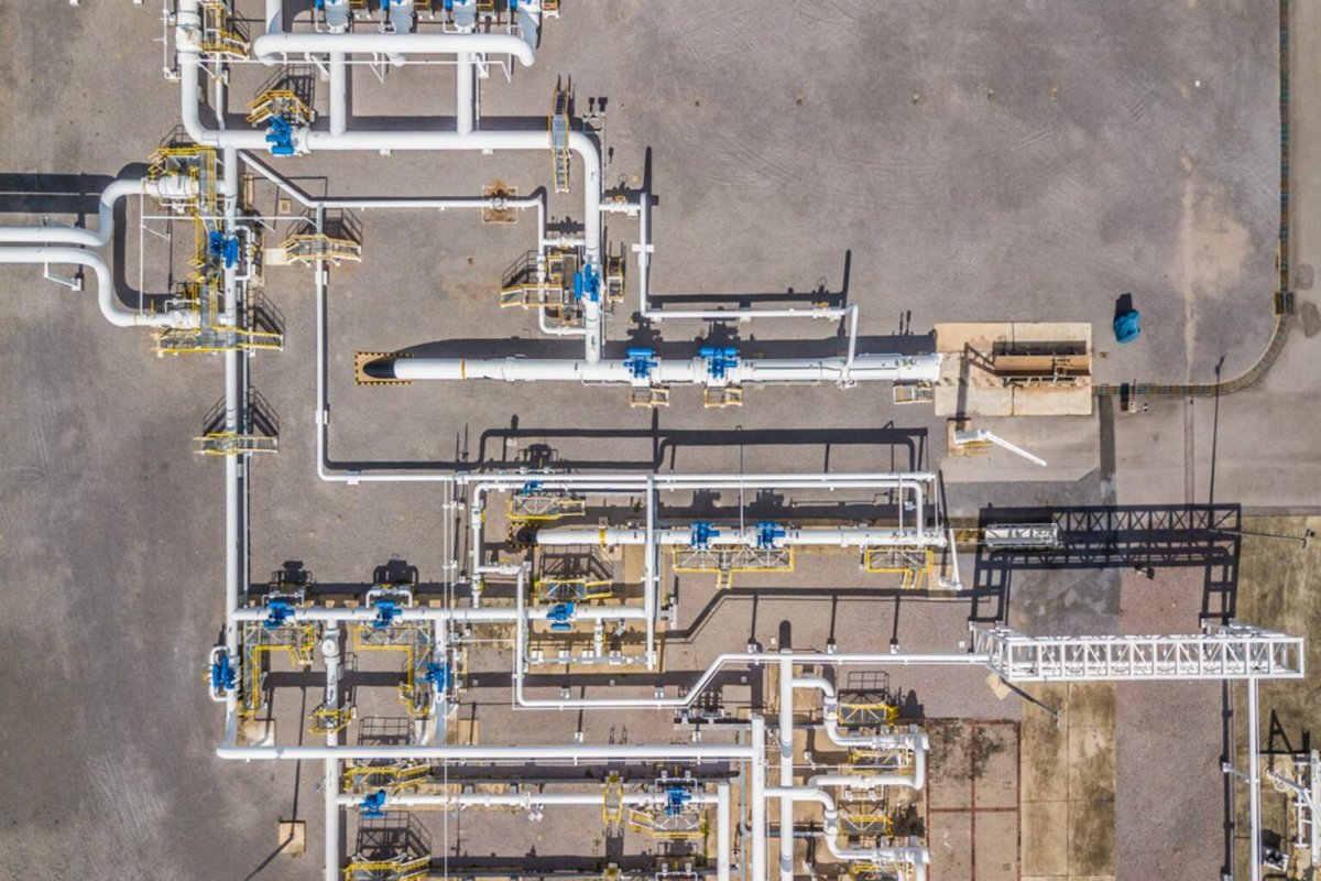 US Crude Stock Surge Eases Oil Rally, But Fuel Prices Stay Elevated