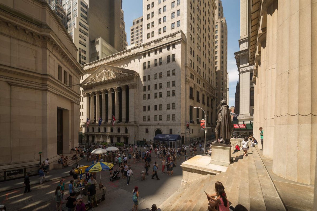 Utilities Rally Powers S&P 500 to New Heights as Small Caps Lag