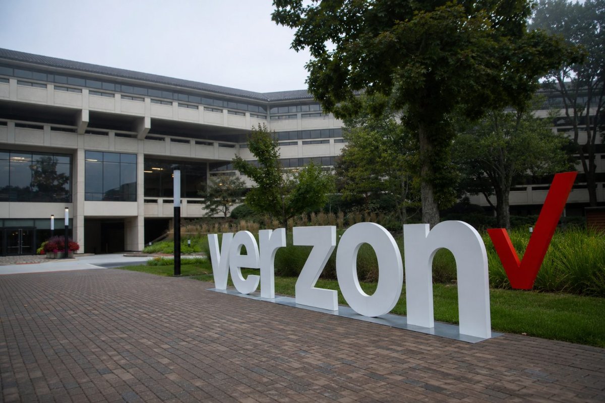 Verizon Gains 1% as Cash Returns Outweigh Outage Reports