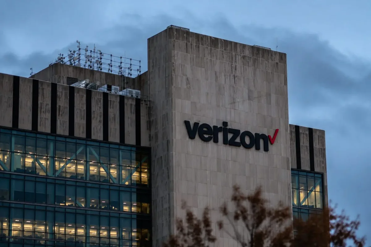 Verizon Stock Falls on Supreme Court Ruling Despite Dividend Assurance