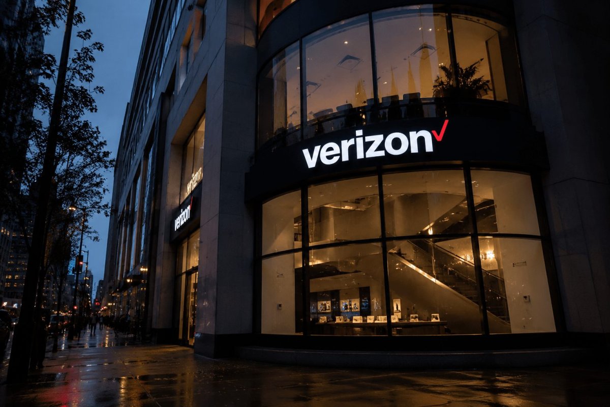 Verizon Stock Slips as FCC Approves Spectrum Deal, Rural Venture Announced