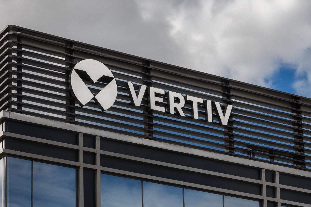 Vertiv Shares Surge 6% Amid Volatile Week, Nearing 50x Earnings