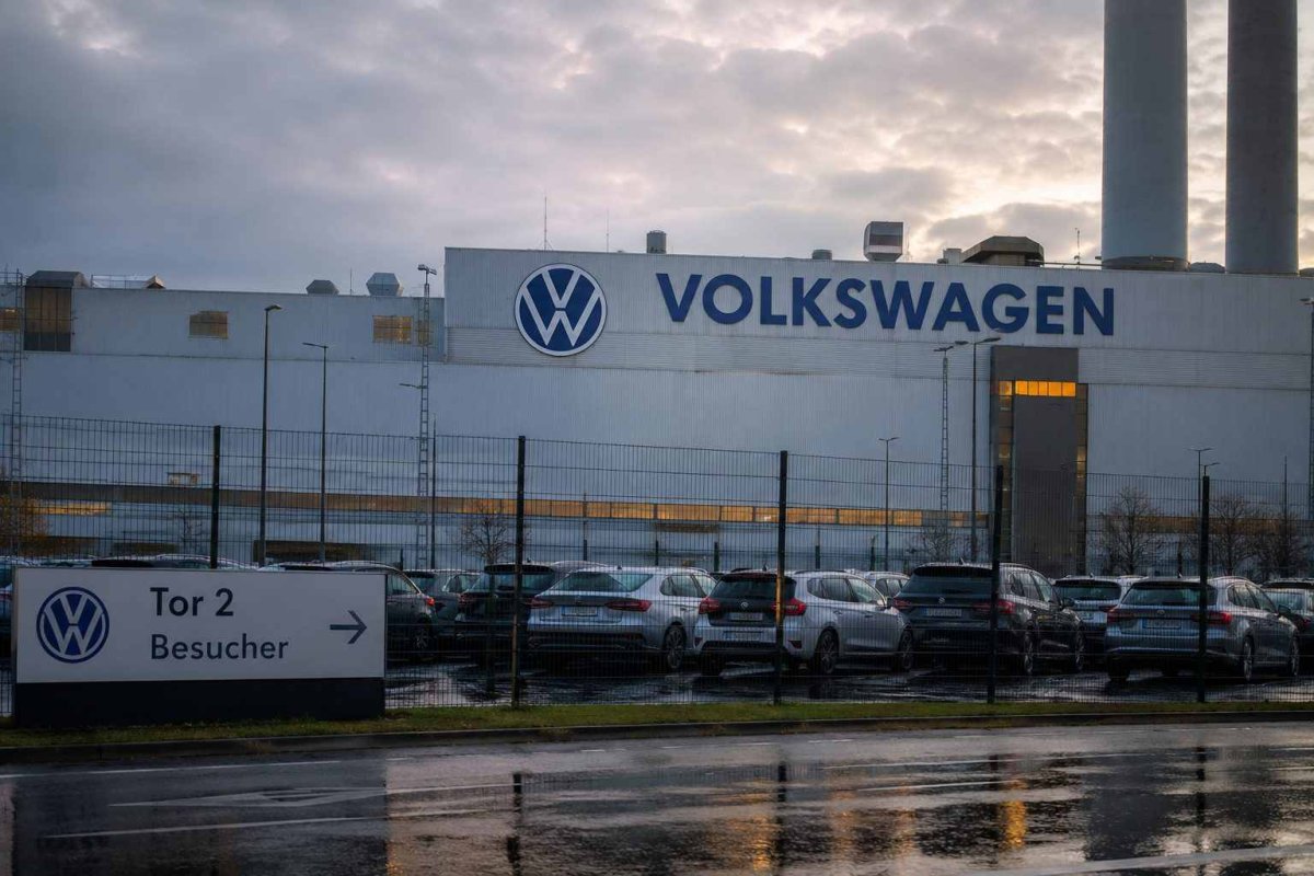 Volkswagen Eyes Up to 100,000 Job Cuts and €23 Billion Investment Reduction