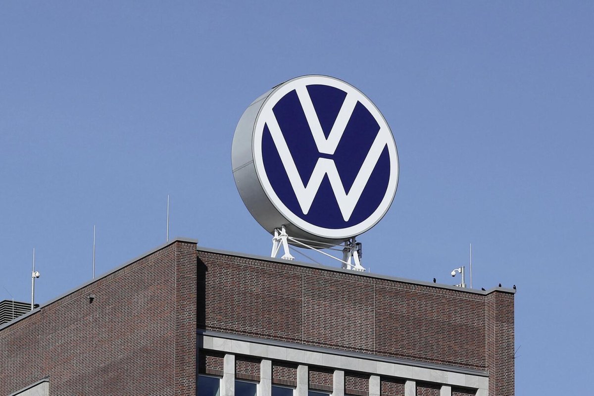 VW Shares Tumble 5.6% on €10B Charges, 2026 Margin Outlook Slashed