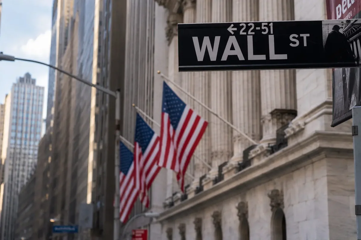 Wall Street Ends Mixed as AI Chip Sell-Off Outweighs Broader Gains