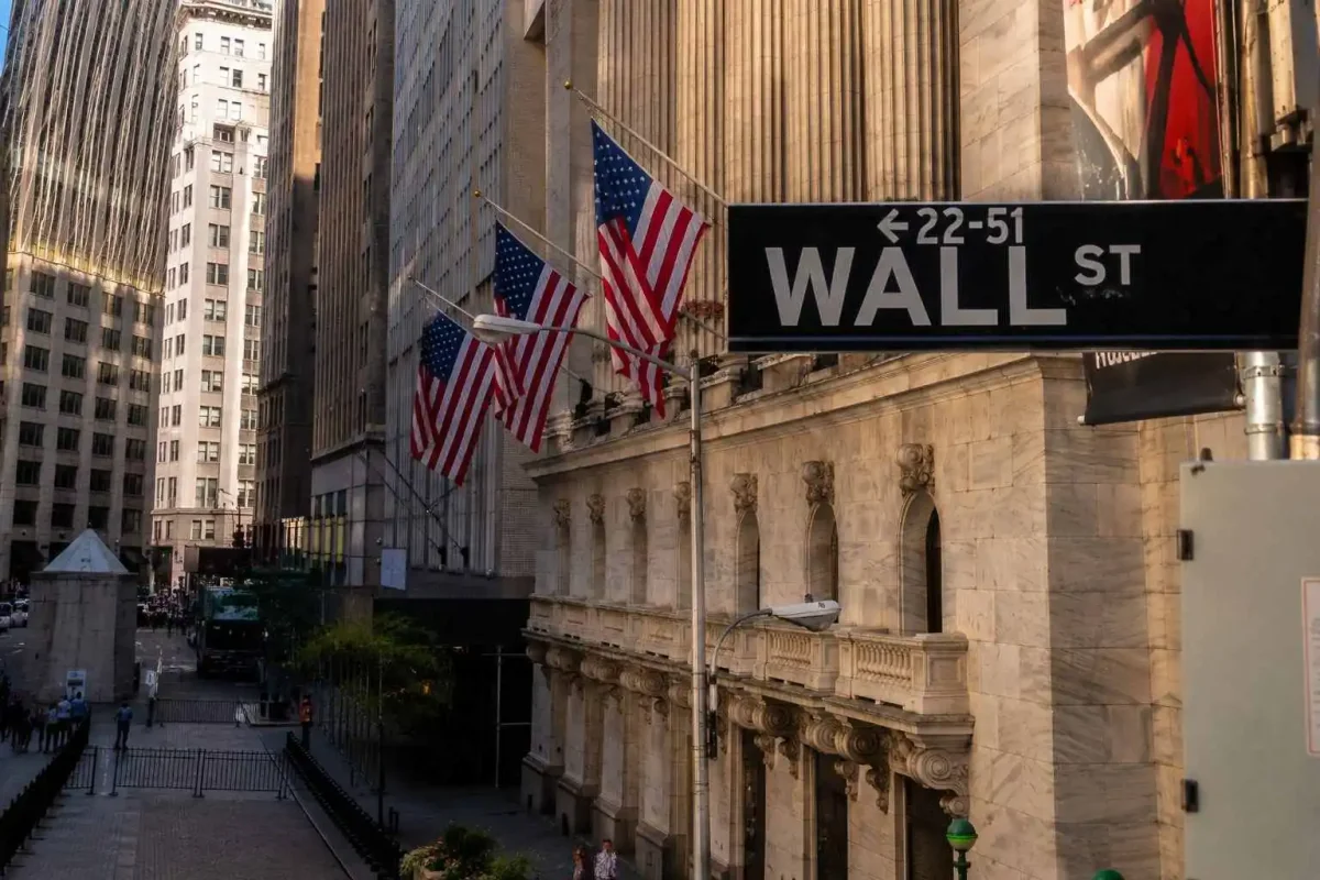 Wall Street Futures Tumble as Surging Oil, Yields Rattle Markets