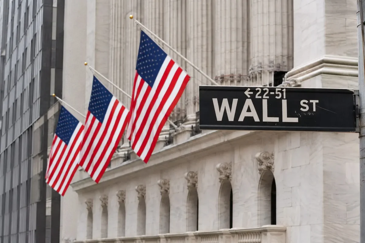 Wall Street Hits New Peaks as AI Momentum Drives Dell Surge