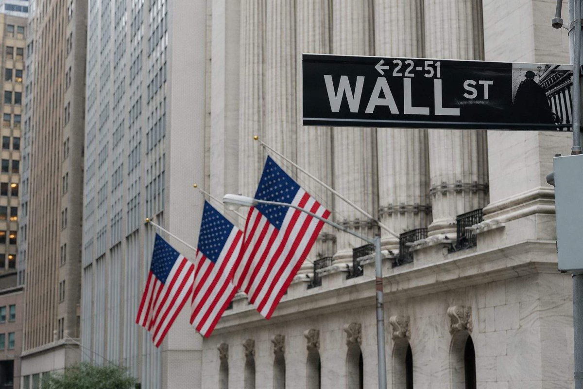 Wall Street Selloff Halts S&P 500's Nine-Week Rally; AI Stocks Tumble, SpaceX IPO Looms