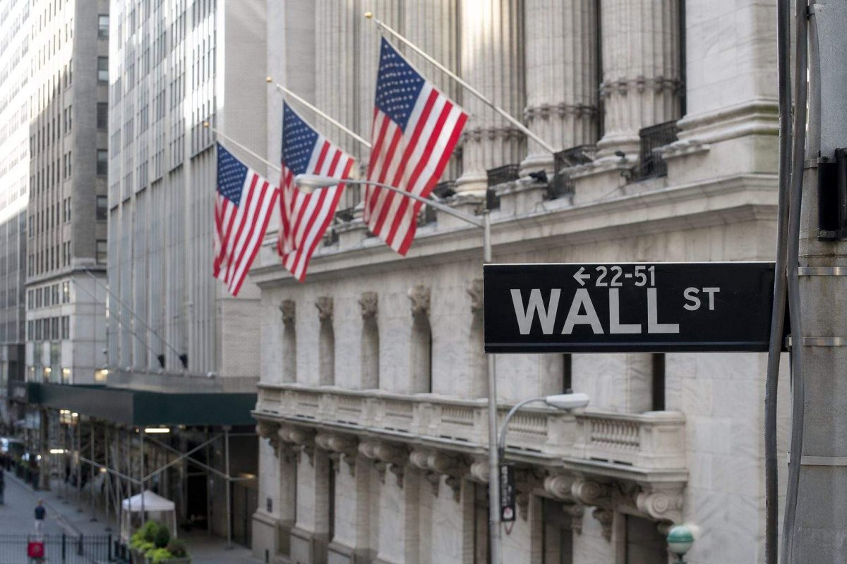 Wall Street Steadies as Hot Inflation Data Keeps Fed in Focus, AI Stocks Slide