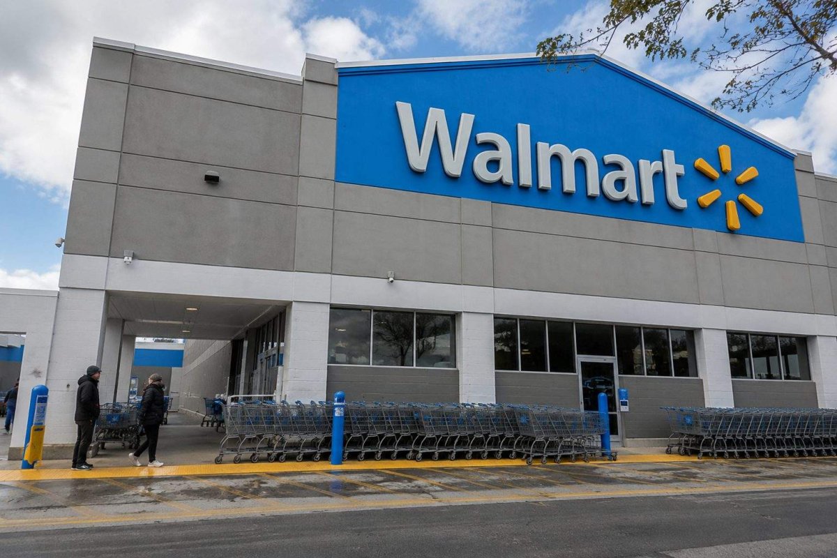 Walmart Gains Amid Market Slump; Fuel Costs, AI, and Amazon Pose Risks