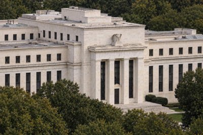 10-Year Treasury Yield Touches 5% Before Retreating