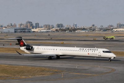 Air Canada Dips 1.5% as FAA Fires Controllers in LaGuardia Crash Probe