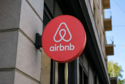 Airbnb Beats Q2, Raises Forecasts; AI Drives Efficiency