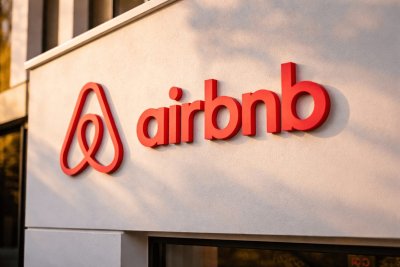 Airbnb Shares Surge on Strong Outlook, Analyst Upgrades