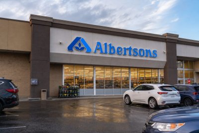 Albertsons trims store count as profit plunges 64%