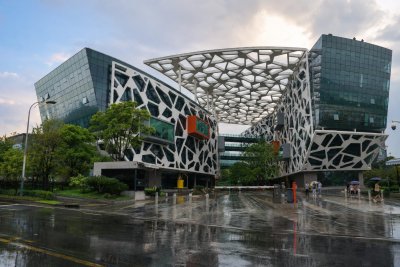 Alibaba, Samsung Drag Asian Tech Lower as Capital Plans Disappoint