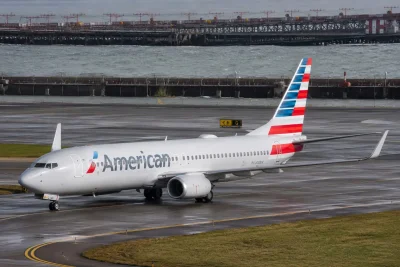 American Airlines Gains as Oil Plunges and Jefferies Boosts Price Target