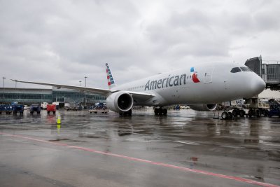 American Airlines Rises on Fuel Cost Relief and Strong Holiday Travel Demand
