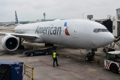 American Airlines Shares Dive 8% as Fuel Costs Swallow Revenue Gains