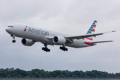 American Airlines Slips After Rally; Fuel Costs in Focus