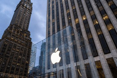 Analysts Boost Apple Outlook Ahead of Earnings, Highlight Memory Cost Divergence