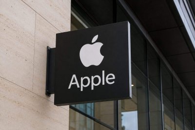 Apple Rally Narrows Upside as AI Upgrade Hopes Falter