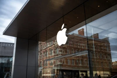 Apple Shares Near Peak as Siri Faces AI Showdown at WWDC