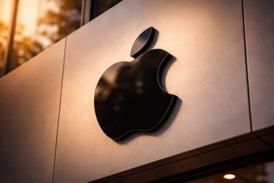 Apple Shares Slide Amid Regulatory Pressure and AI Development Delays