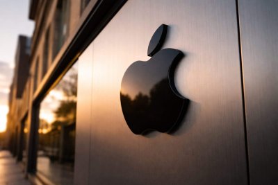 Apple Shares Slide on Regulatory Pressure and AI Delays Ahead of Key Week