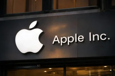 Apple Slides as Tariff Rebates Mask Core Earnings Weakness