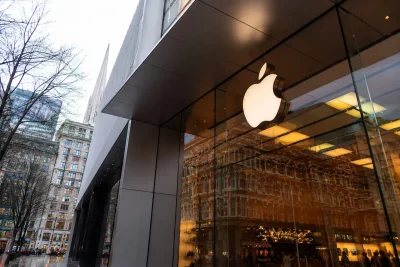 Apple Stock Declines as Siri AI Launch Faces Delays and Device Restrictions